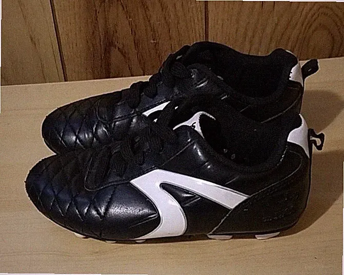 STARTER YOUTH UNISEX SIZE 13 SOCCER CLEATS BLACK AND WHITE PRE-OWNED VGC