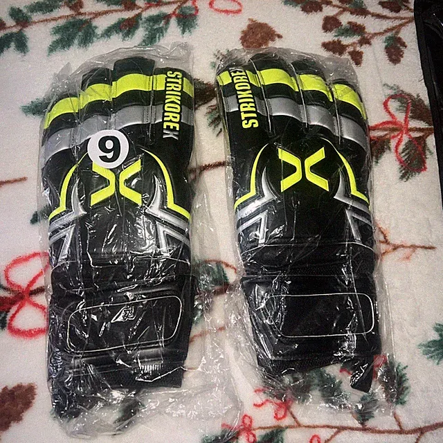 Strikorex Soccer Goalkeeper Goalie Gloves Kids Boys Adult Size9 Latex Grip palms