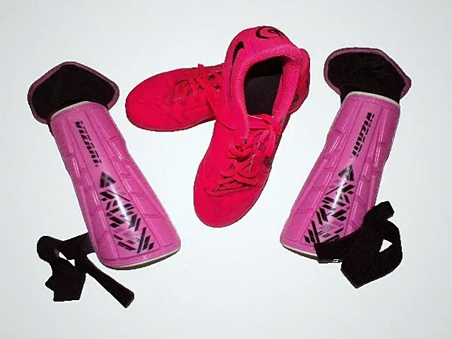 Sz 5Y Girls Nike Tiempo Hot Neon Pink Soccer Cleats & 8" Vizari Shin Guards SSk