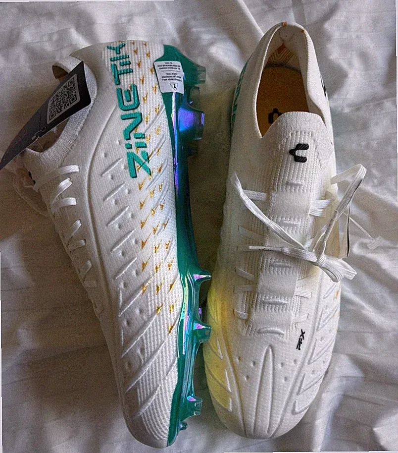 SZ 9.5 US CHARLY Zinetik Low Top Lace-Up Soccer Cleats White/Teal Style 1087383