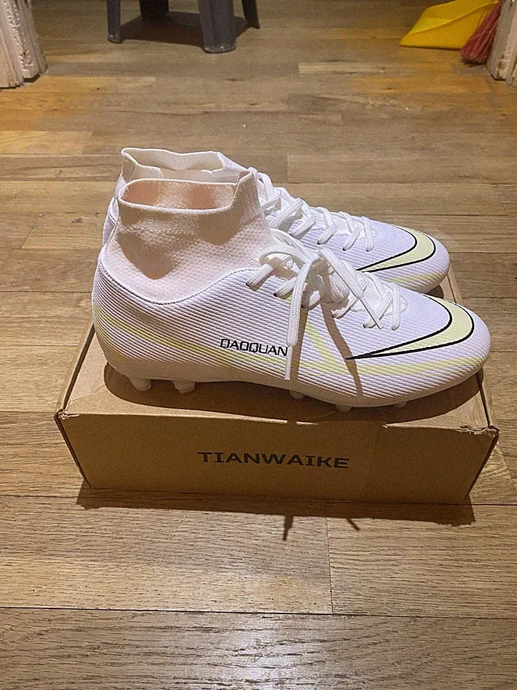 Tainwaike White Soccer Cleats Size 7.5 Men’s (brand New)