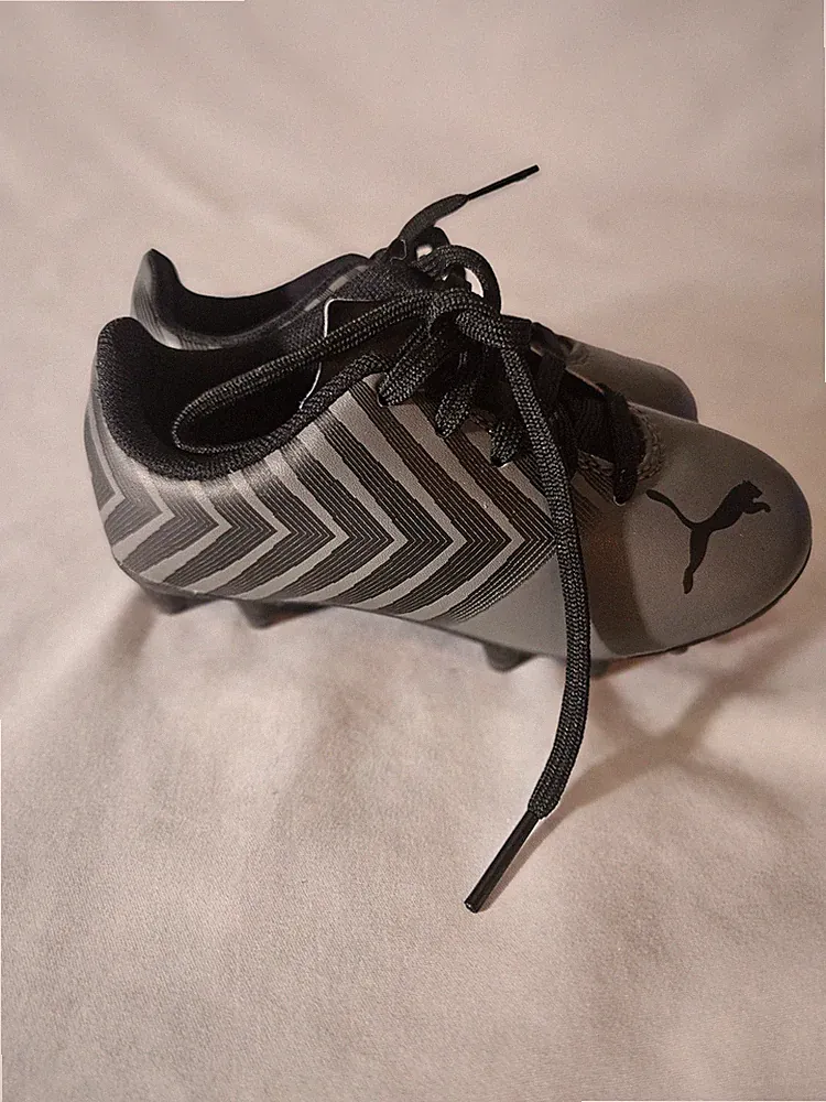 Toddler boys size 9 puma cleats soccer