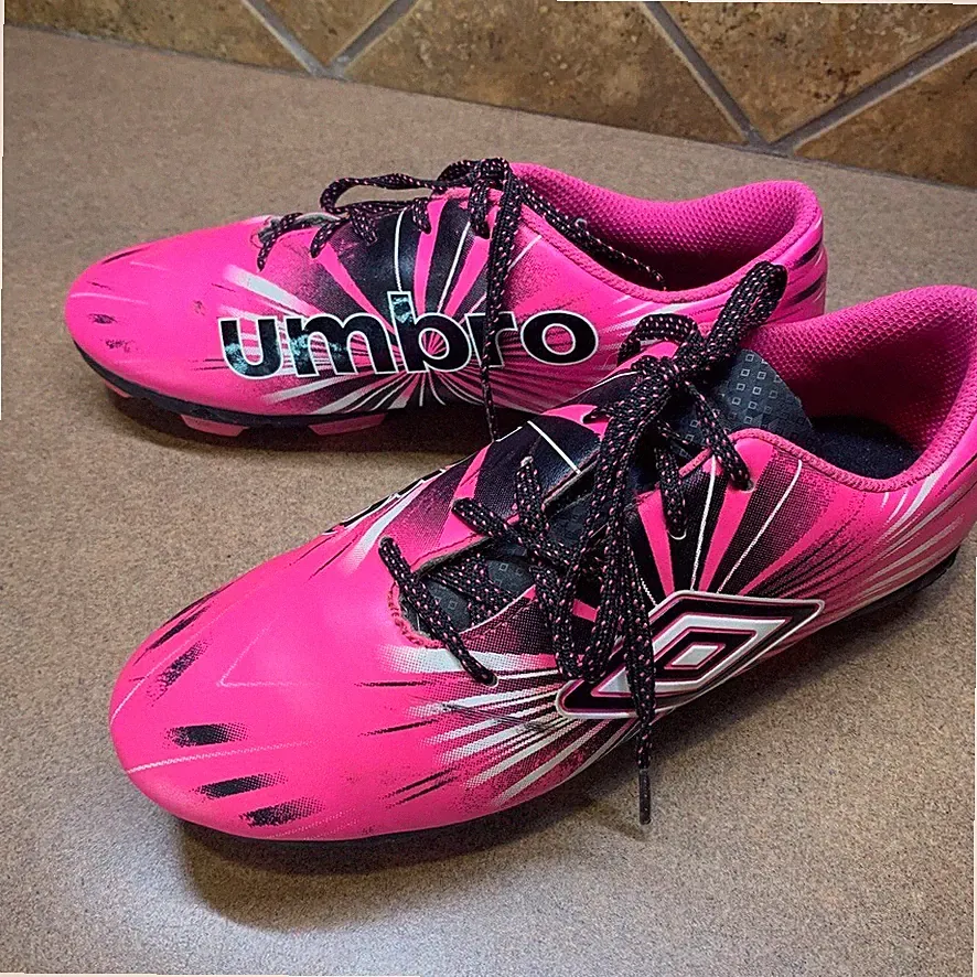 Umbro Arturo Girls Hot Pink & Black Kids Soccer Cleats SIZE 3 Athletic Sports
