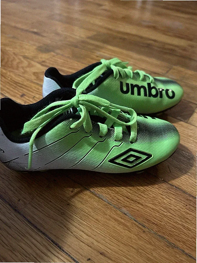 Umbro Arturo Soccer Cleats Kids Fluorescent Green YFW00400B-KL size 12k Boys