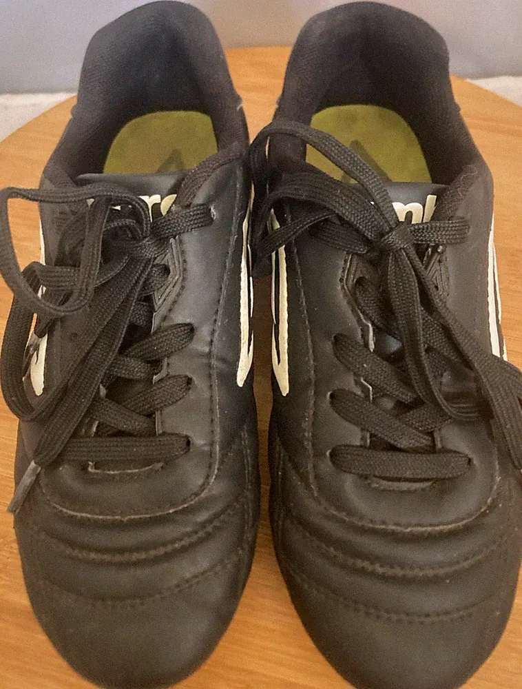 Umbro Black And White Lace Up Soccer Spike Cleats Shoes Kids Size 3