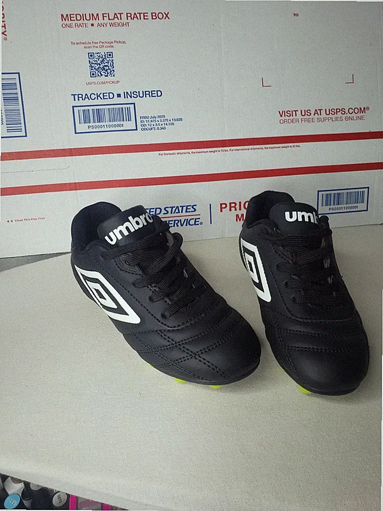 Umbro Black White Low Top Lace Up Soccer Cleats Youth Size 11 100759