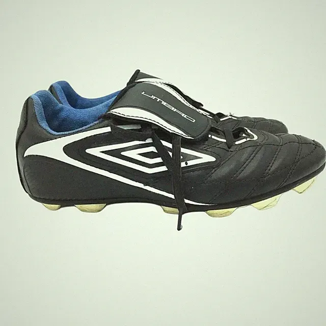 UMBRO Boys Soccer Cleats with Fold Over Tongue Black White BOYS 5