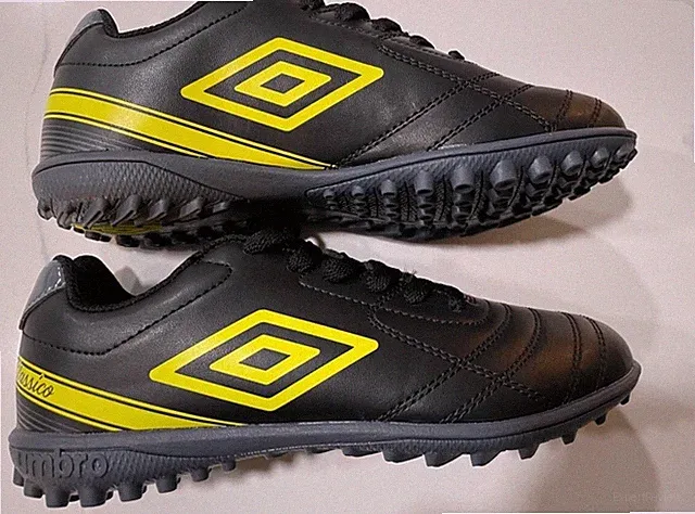 Umbro Classico X Turf Junior Soccer Shoes (4) Retails For $95