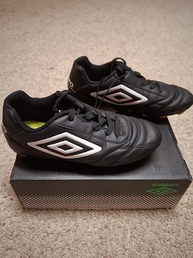 UMBRO Finale Soccer Cleats YOUTH SIZE 3 BLACK / WHITE / GREEN