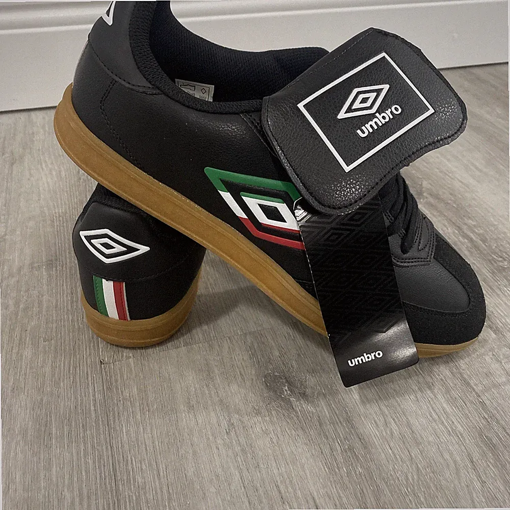 UMBRO Futsal Sala Street Mens 12 Black Green and White Low Top Indoor Soccer NWT