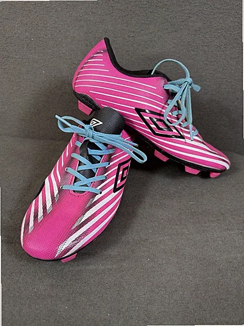 UMBRO GIRL'S SARTURO SOCCER CLEATS SIZE 3.5 PINK / BLACK STRIPE PRE-OWNED VGC