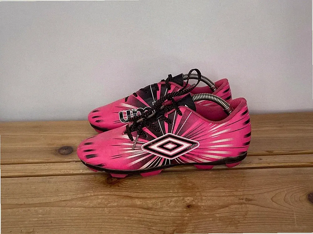 Umbro Girls Package Cleats 17 – Pink/Black Soccer Cleats – Youth Size 4.5