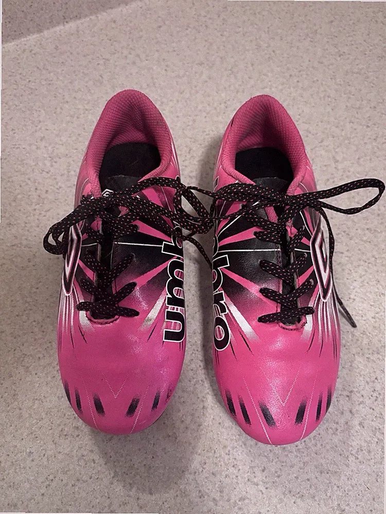 Umbro Girls Soccer Cleats ~ Size 1Y ~ Kids Soccer Cleats EUC