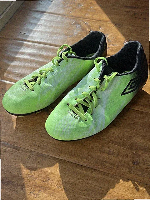 Umbro Green Black Boys size 5 Lace Up Soccer Cleats Low Top Athletic Sneaker
