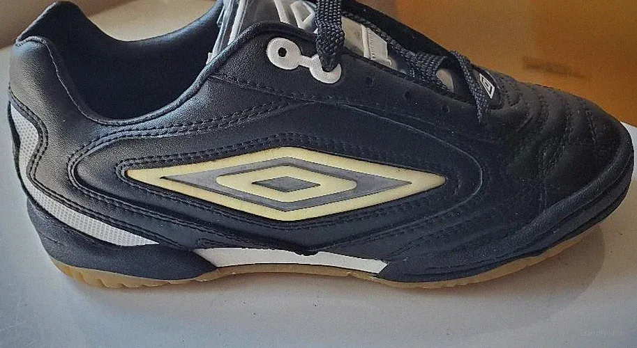 Umbro Indoor Soccer Cleats Sting JNR Size US 1.5- Black, New in the box