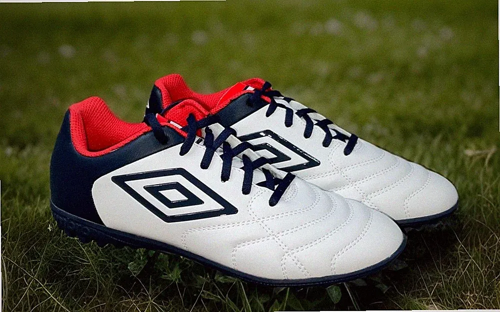Umbro Men’s Classico XI TF Turf Soccer Shoes Size 8