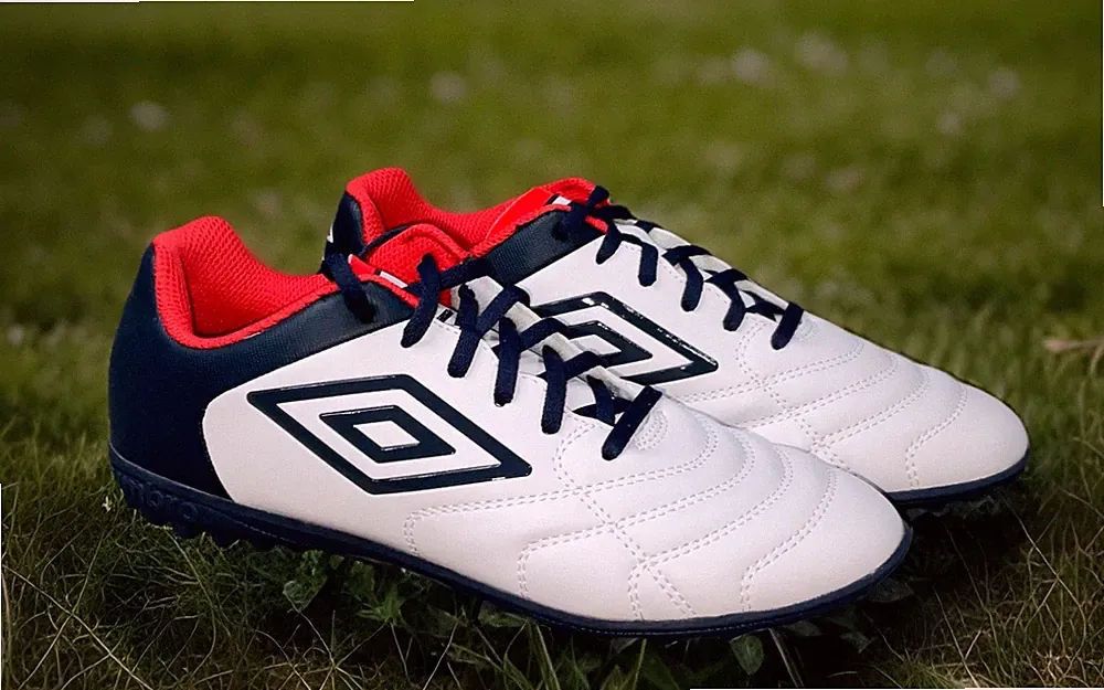 Umbro Men’s Classico XI TF Turf Soccer Shoes Size 8