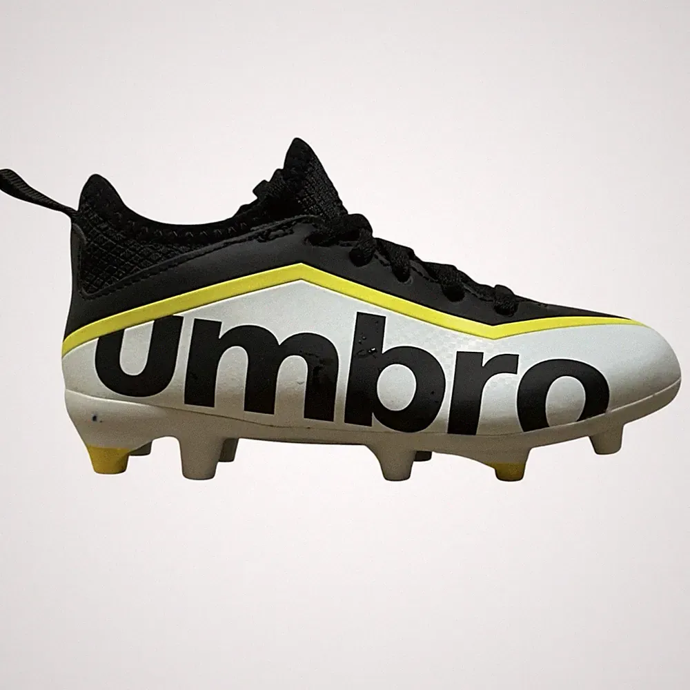Umbro Pivot Finale Boys Size 11K Soccer Cleats