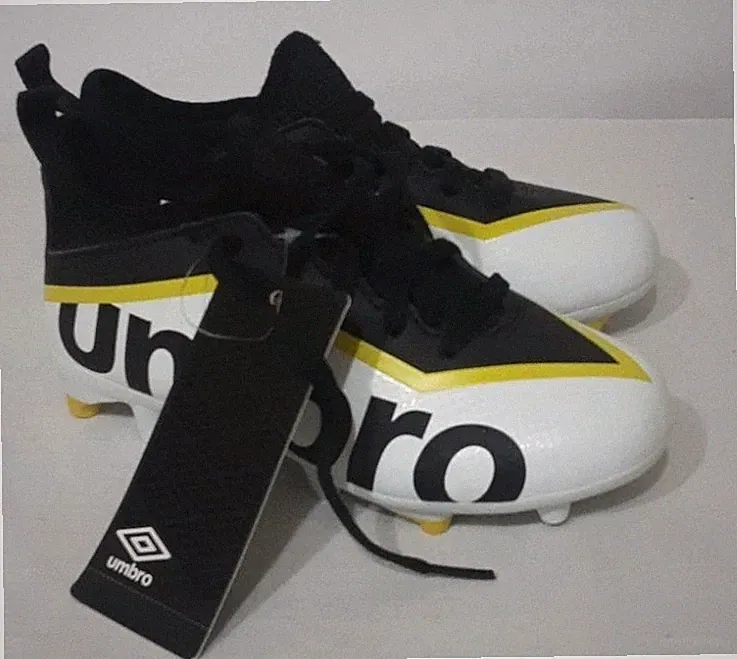 Umbro Pivot Kids Soccer Cleats, Black/White/Yellow Size 12C Youth NWT