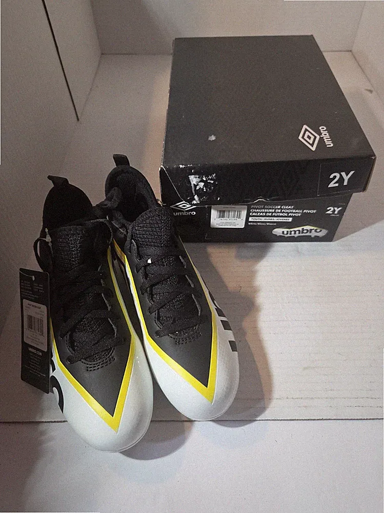 UMBRO PIVOT SOCCER CLEAT SIZE 2Y YOUTH NEW W/BOX
