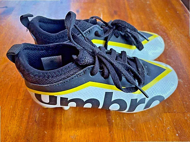 Umbro Pivot Youth soccer cleats - kids/juniors 10
