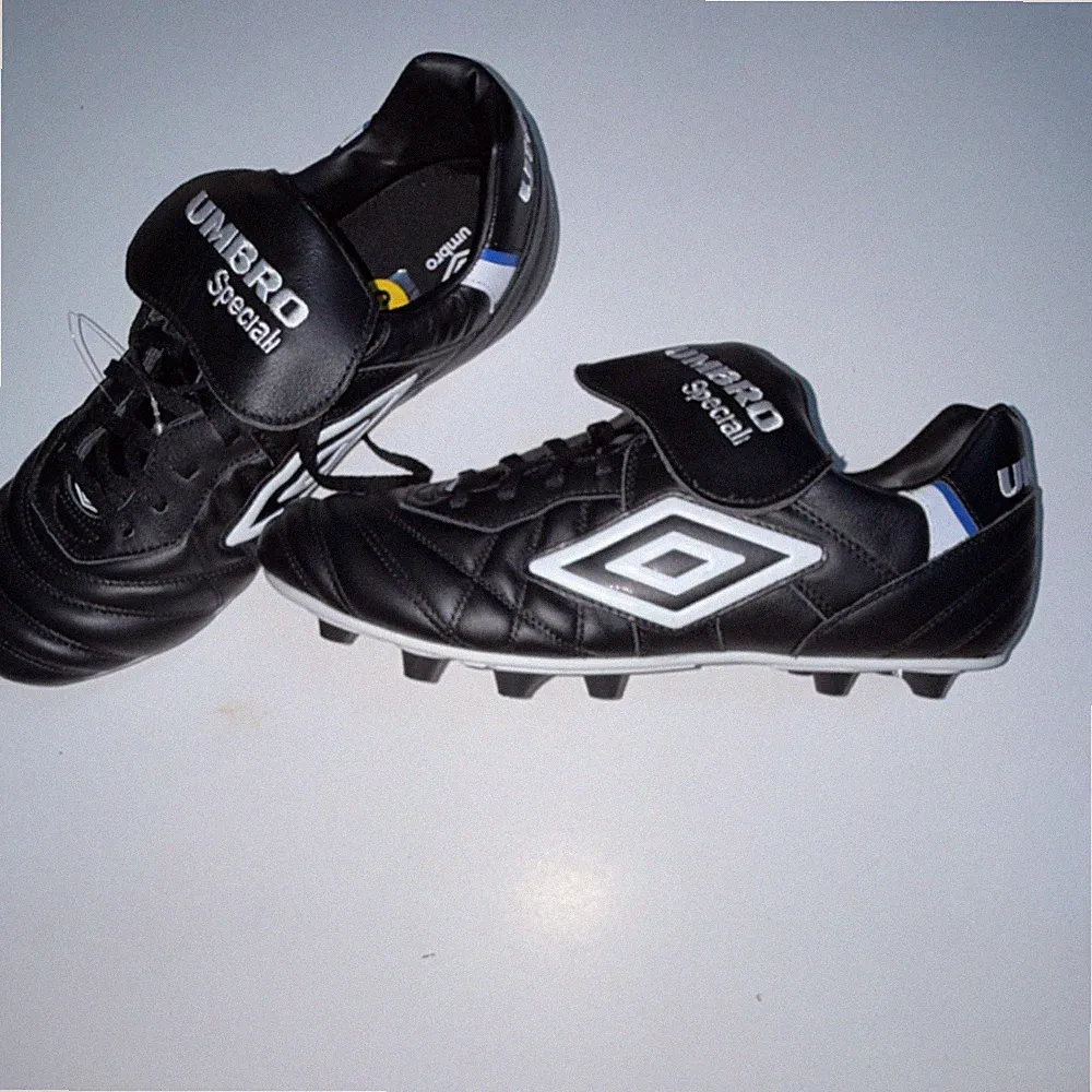 Umbro Speciali Maxim FG Plastic Cleats Black White Lace Up Men's Soccer Shoes