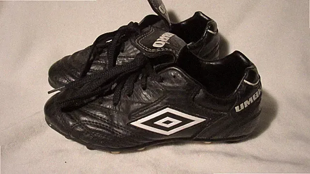 Umbro Speciali Pro Youth Soccer Cleats Black/White US Size 3.5 Pre-owned