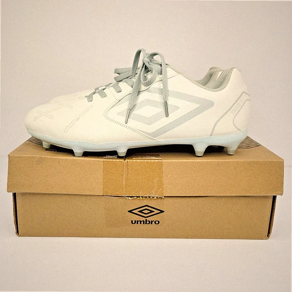 Umbro Tocco II League FG Soccer Cleats Mens Sz 10.5 White New Open Box