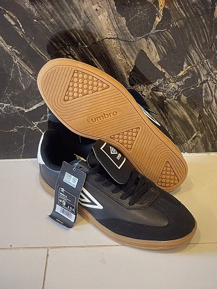 Umbro-TX Indoor Soccer Sneaker / Every Day Shoes. Style UMO 4875001. Size 9