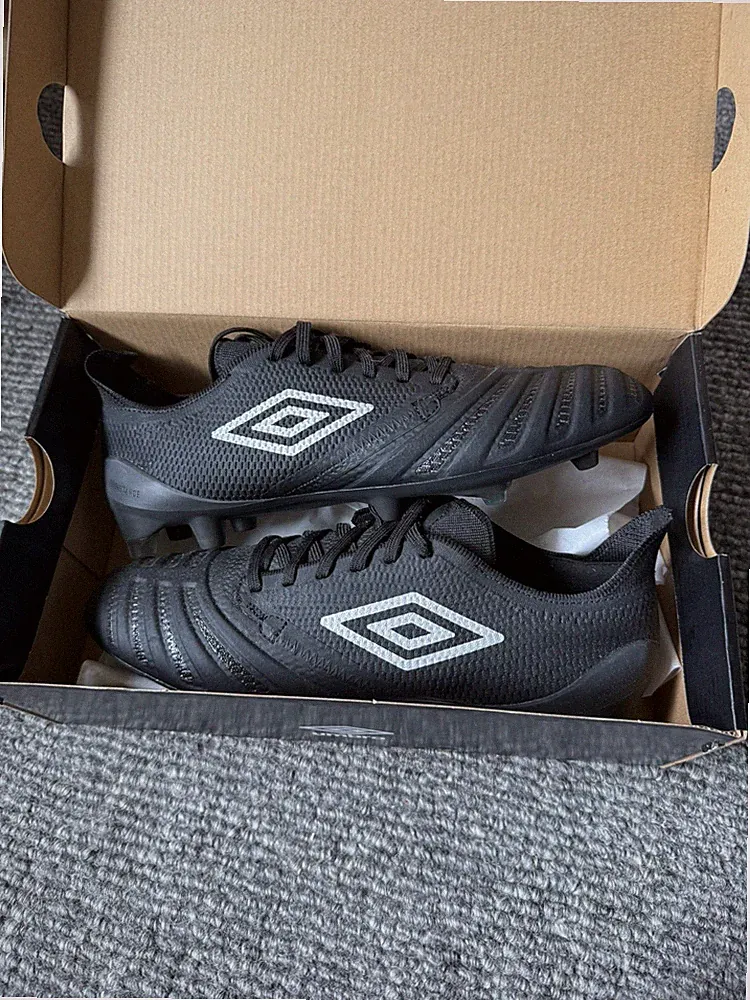 Umbro UX Accuro III Pro size 9.5 men’s soccer cleats blackout academy pack