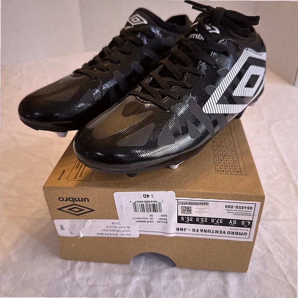 UMBRO VENTURA-FG Youth Unisex Soccer Cleats 5Y Black/White