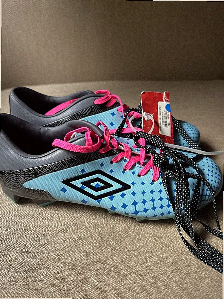 Umbro Women's Club 3.0 Soccer Cleats SZ 8.5 NWT Extra Set Of Shoe Laces!