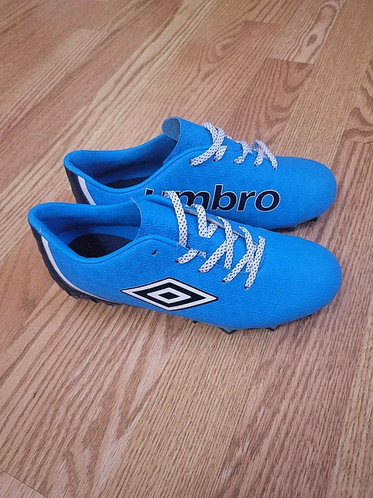 Umbro Women's size 6.5 Club 3.0 Soccer Cleats Blue/White RUNS SMALL Fit like 5.5