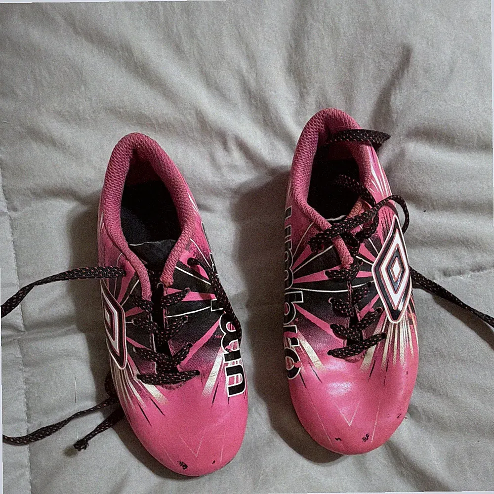 Umbro Youth Pink/Black Soccer Cleats Lace-Up Soccer Shoes