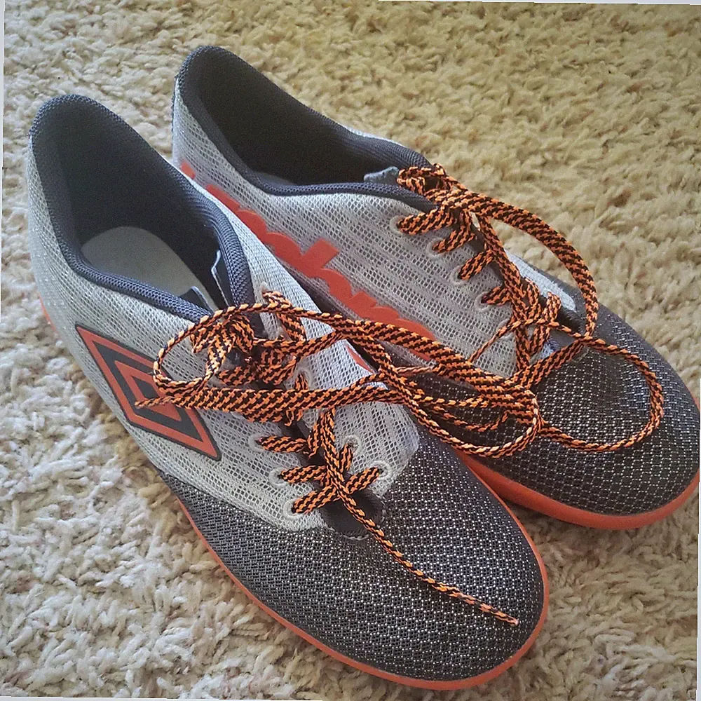 Umbro Youth Turf 3.0 Grey/Orange Soccer Cleats, Sz 6, no insoles