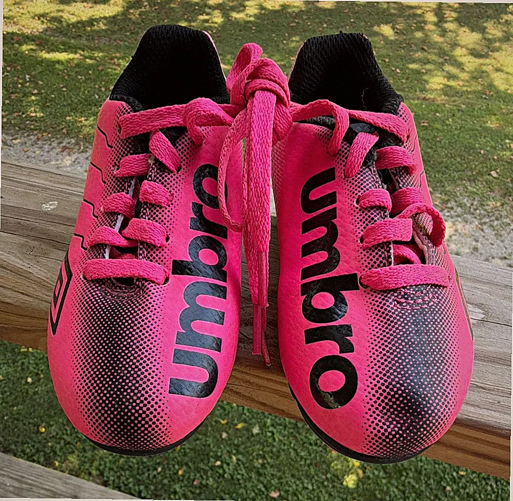 Umbro Youth Unisex Pink Soccer Cleats Kids Soccer Shoes Size 9