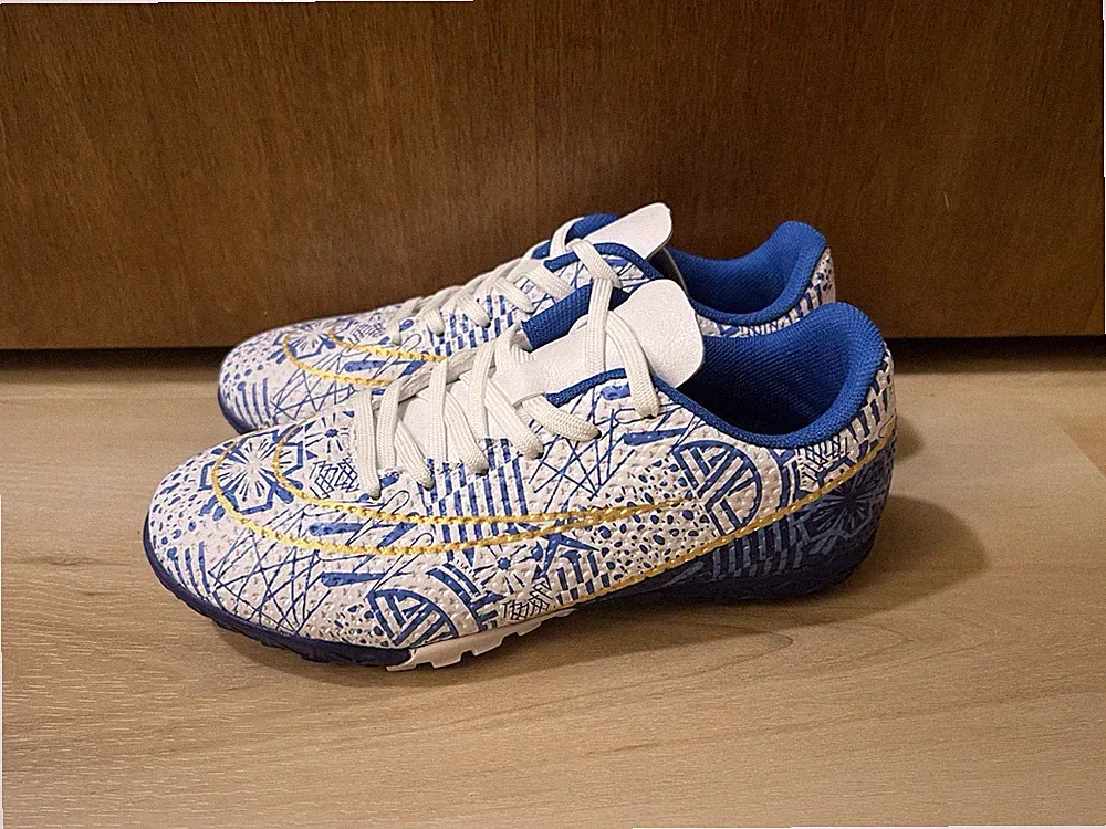 Unbranded Youth Soccer Cleats Size EU 35 Kids 3.5 Approx. Blue White Gold New
