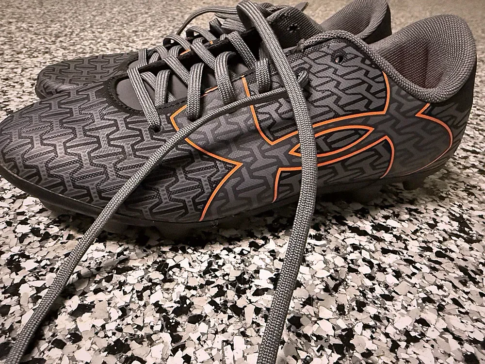 Under Armour ClutchFit Force 2 Soccer Cleats Boys 4.5 Y Gray Orange C EUC