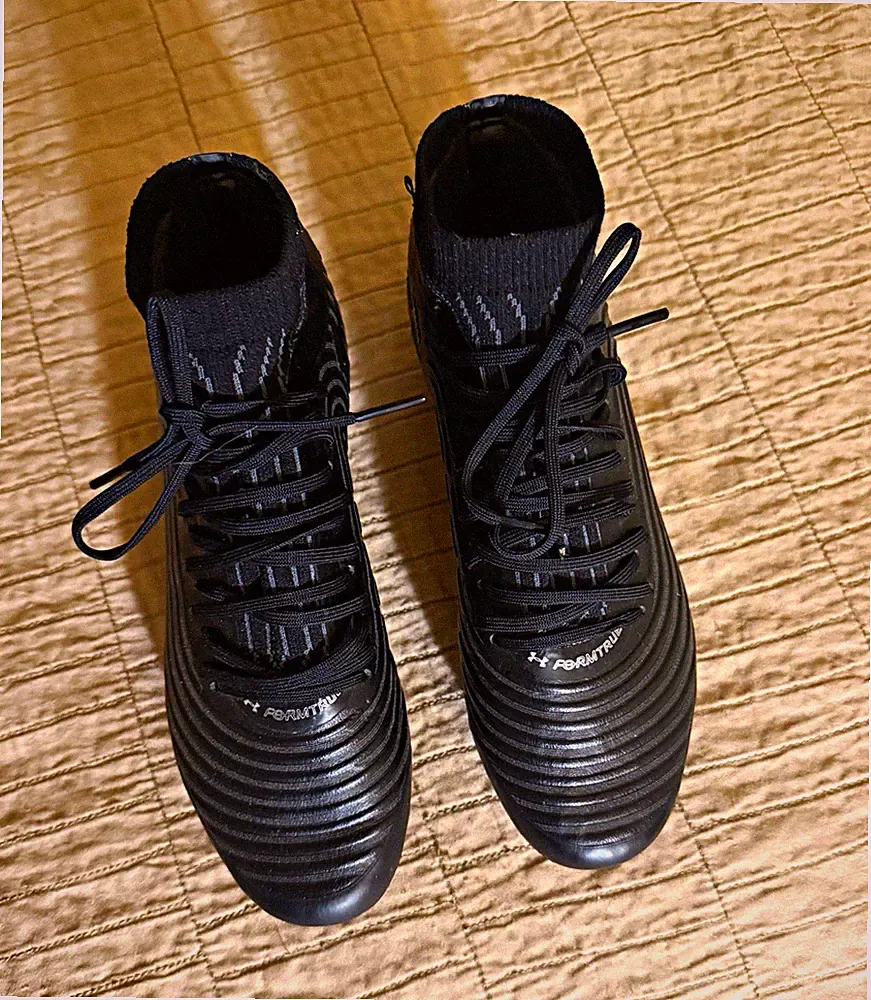 Under Armour FormaTrue Kids Black Lace-Up Mid Top Soccer cleats