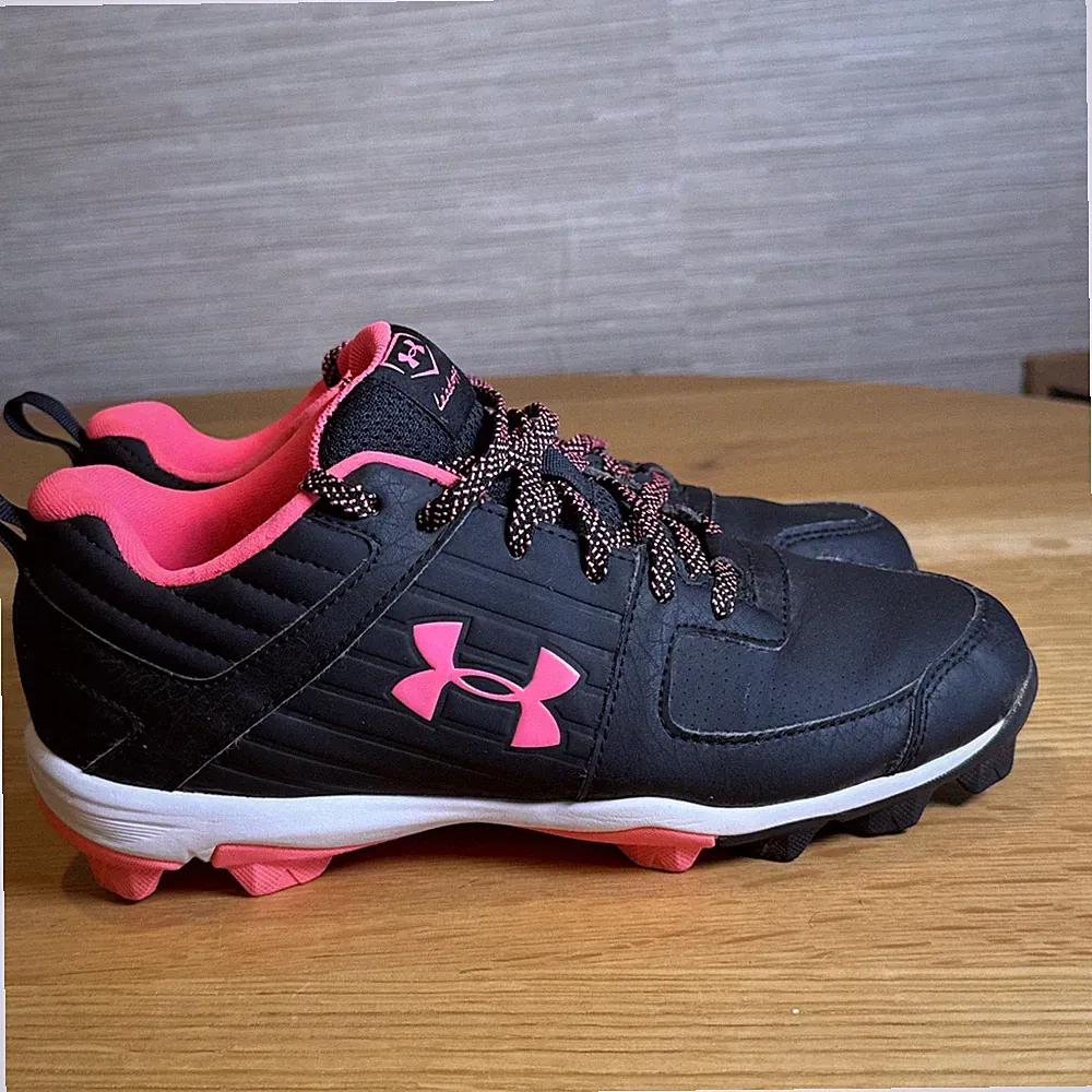 Under Armour Girls 6Y USA Kids Cleats Athletic Shoes Black and Pink