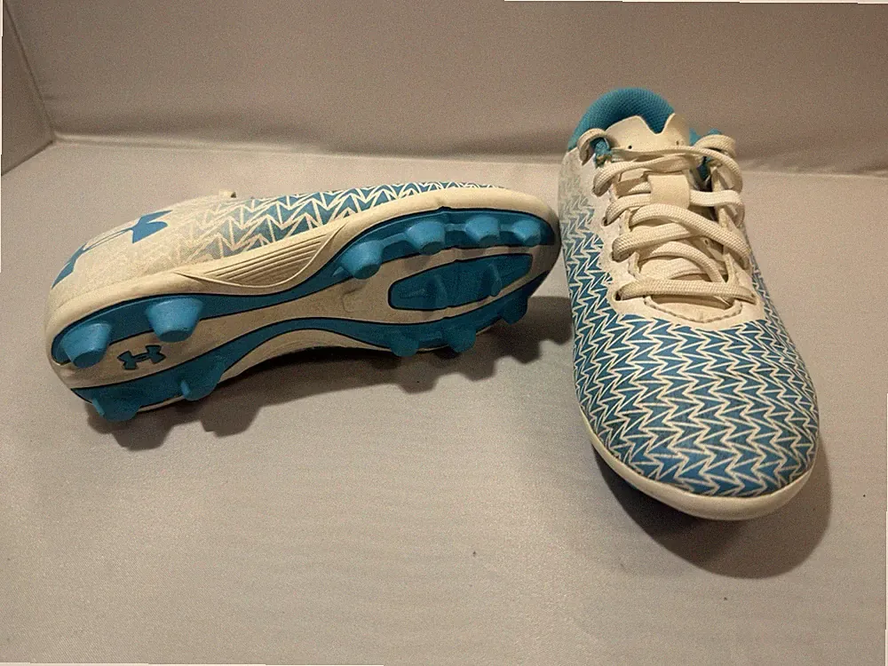 UNDER ARMOUR GIRLS SIZE 10K SOCCER CLEATS BLUE AND WHITE SHOES