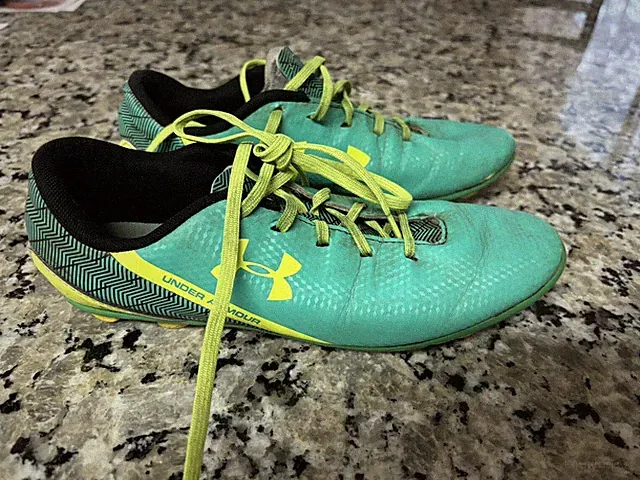 Under Armour girls Soccer Cleats size 6 $10