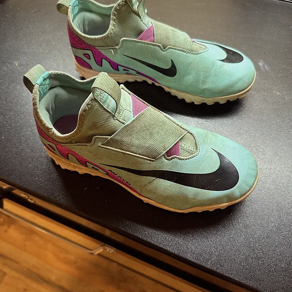 Under Armour Girls Soccer Turf Cleats Air Zoom Size US 5.5Y