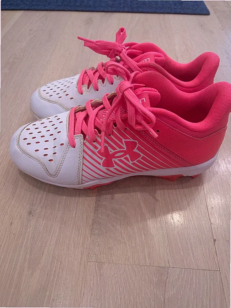 Under Armour Girls Softball Soccer Cleats Shoes Pink Size 4, EUC