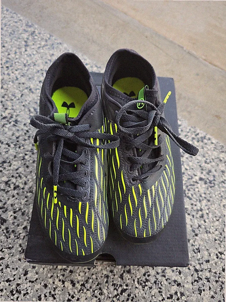 Under Armour Kids Soccer Cleats Size 3.5Y Black And Green. Excellent Condition