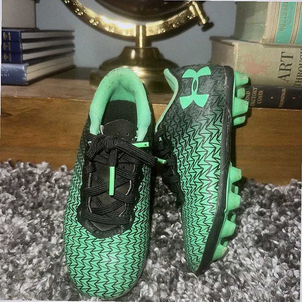 Under Armour Kids Sports Cleats Size 10k Football Soccer Black Green