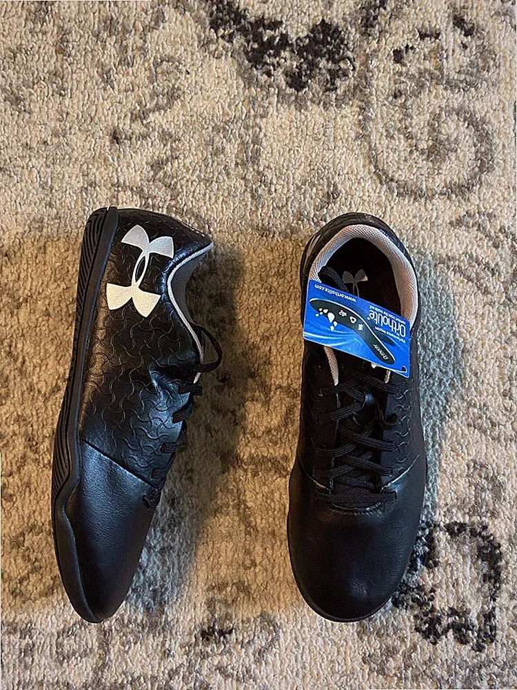 Under Armour UA Magnetico Select Indoor Soccer Cleat Shoe Size 9 3000117-001