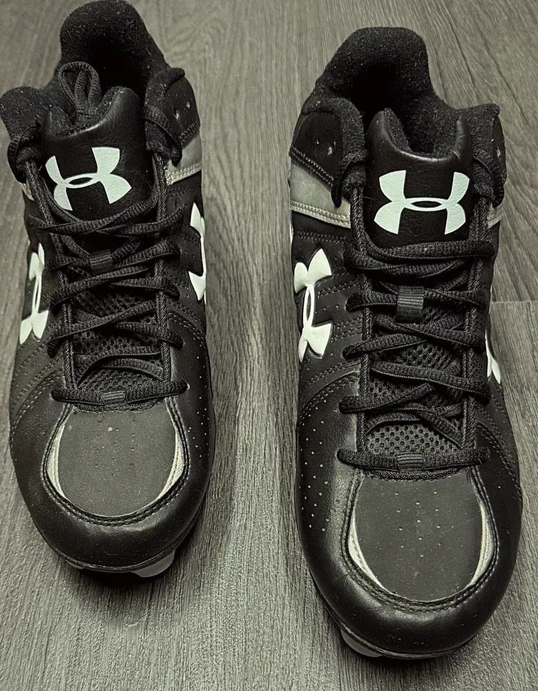 Under Armour ww/Heatgear Soccer Cleats. (49)