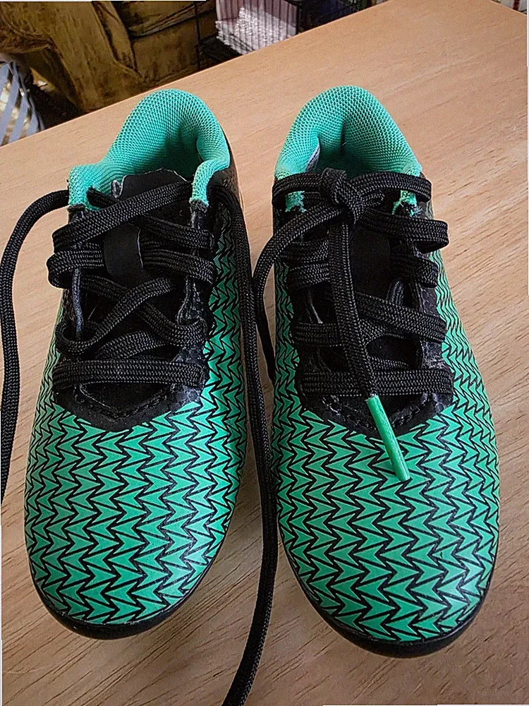 UNDER ARMOUR YOUTH SOCCER CLEATS SZ. 8K GREEN PRE-OWNED