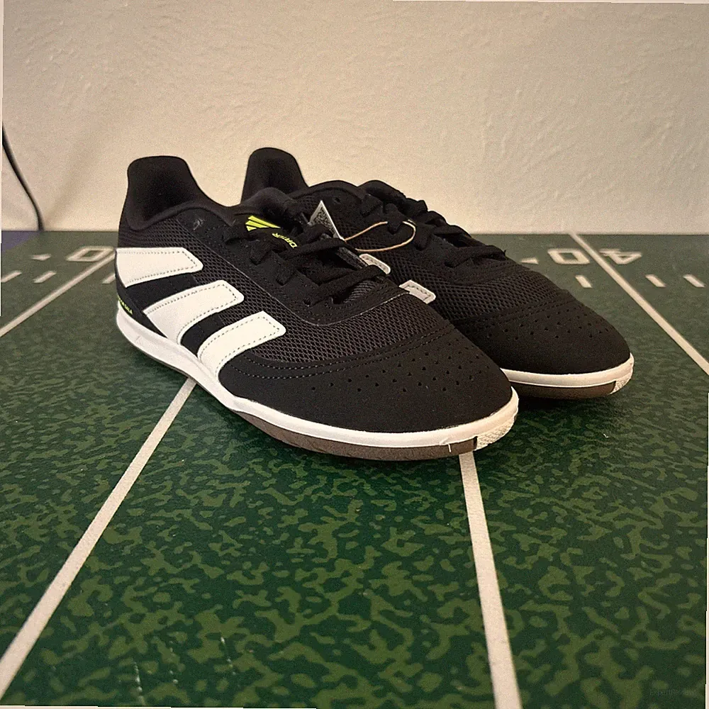 Unisex Sneakers & Athletic Shoes adidas Predator Club Indoor Soccer Size 4